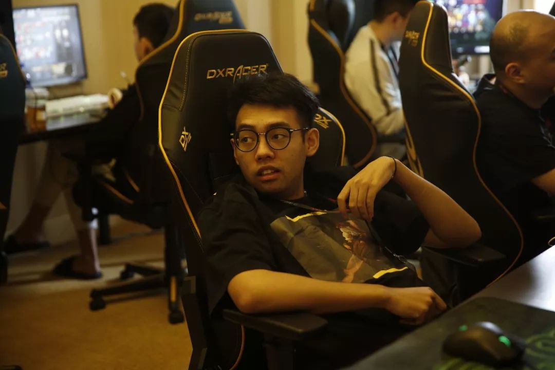 第三局为什么选豹女？ rookie ：选豹女就是自己玩，给我拖时间发育