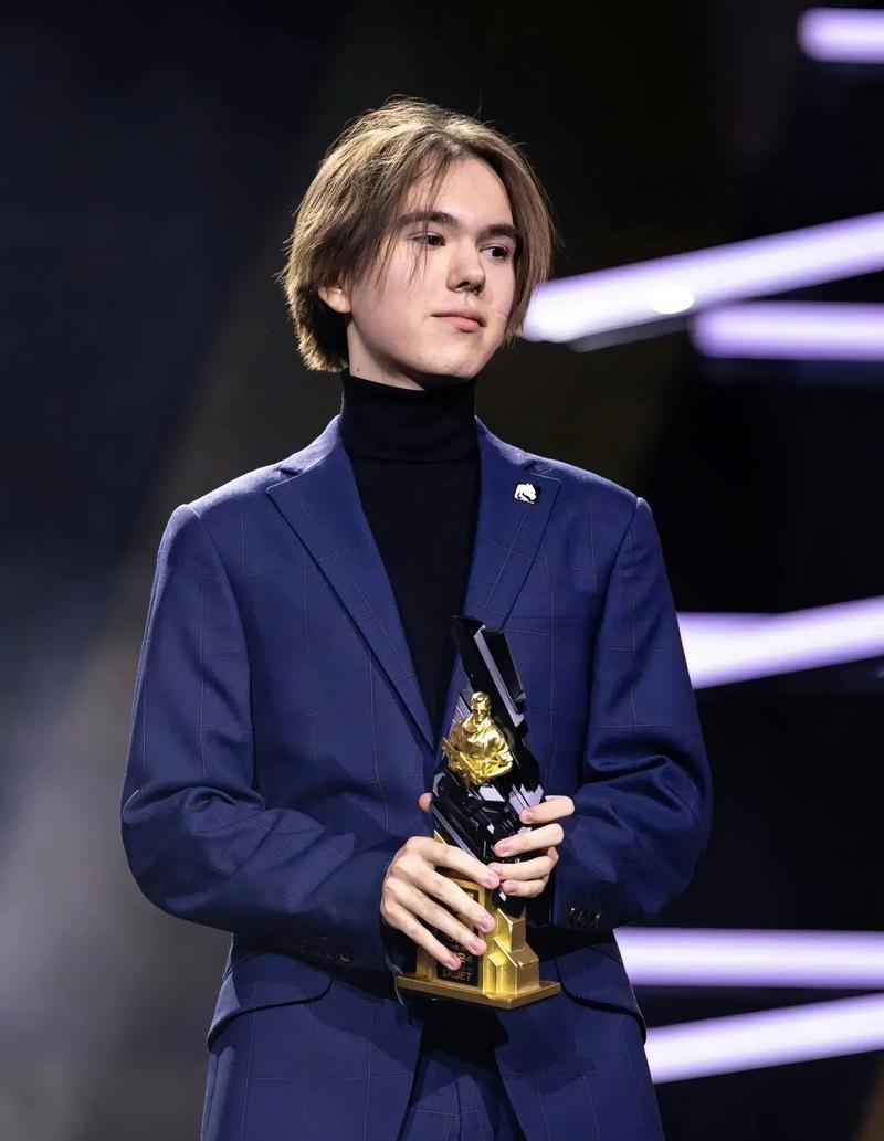 DRX 3-2 T1获得2022英雄联盟全球总决赛冠军，上单Kingen FMVP